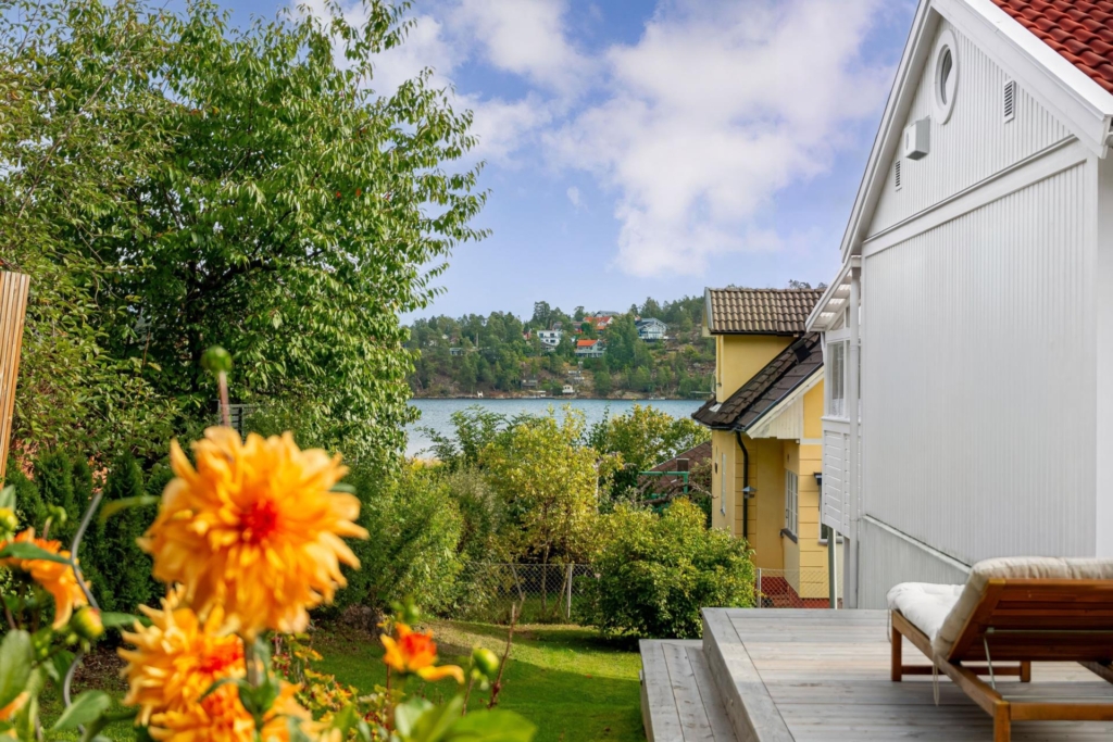 Topprenoverad villa med stor plan tomt och vacker utsikt över Edsviken